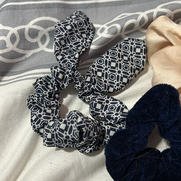 Bundle of 10 Different Scrunchies - Excellent Condition - Picture 2 of 6
